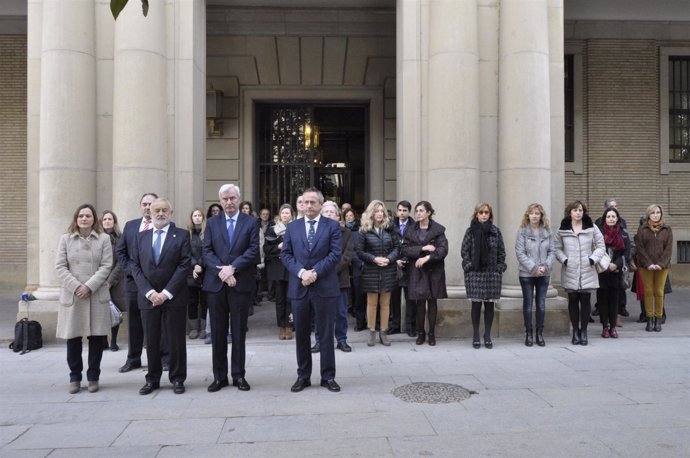 El delegado del Gobierno en Aragón ha presidido el minuto de silencio.
