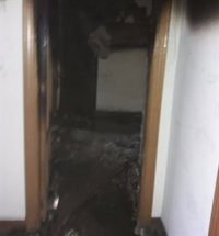 Rescatan a dos hombres en el incendio en un quinto piso en la playa de San Juan (Alicante)
