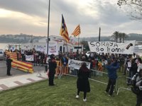 Un centenar de personas se manifiestan en S'Agaró (Girona) por la libertad de los presos y contra el 155