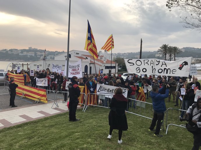 Un centenar de persones es manifesten a S'Agaró