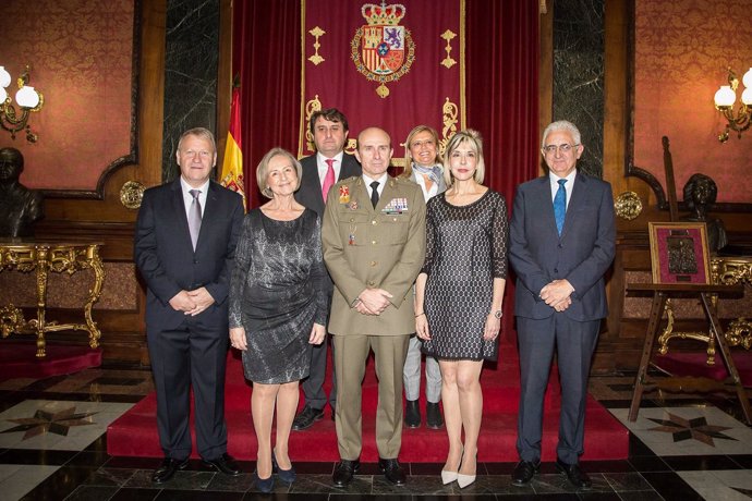 Los premiados, junto al general Luis Lanchares Dávila