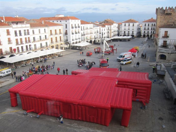 Actividad de prevención de incendios en la Plaza Mayor de Cáceres            