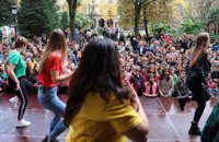 Más de medio millar de niños cantan en San Sebastián el tema 'DenokZu' contra la violencia machista