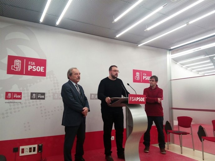 Adrián Barbón, en el centro