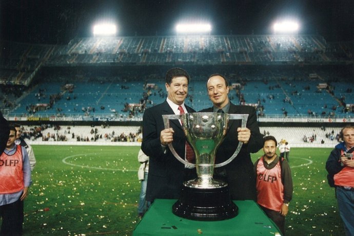 Jaume Ortí y Rafa Benítez celebran una Liga del Valencia en 2001
