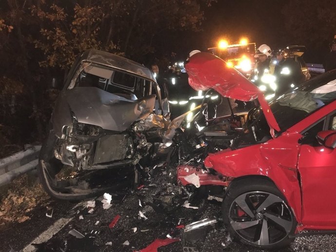 Colisión frontal entre un turismo y una furgoneta en Cercedilla
