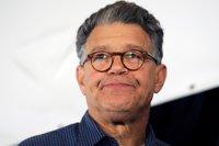 El senador demócrata Al Franken pide perdón por "hacer sentir mal a algunas mujeres" y dice sentirse "fatal"