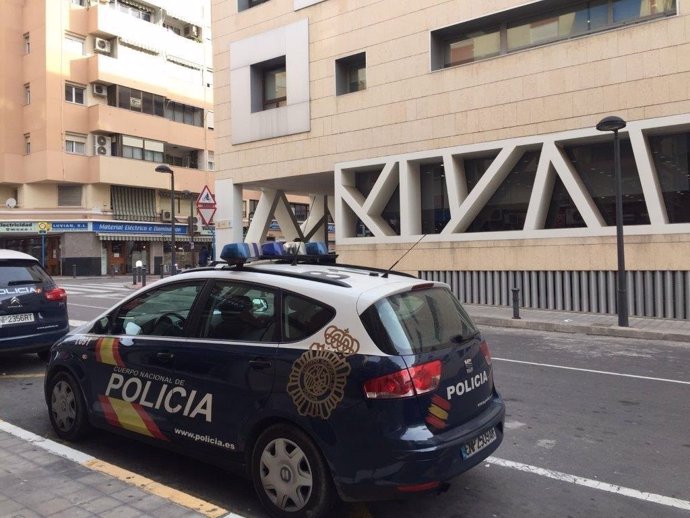 Un coche de policía ante la Comisaría provinicial de Alicante