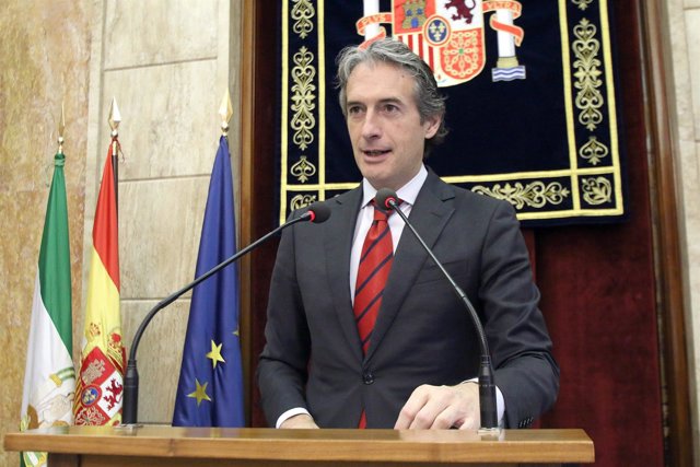 El ministro de Fomento, Íñigo de la Serna, en rueda de prensa en Almería