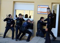 Policías se forman para realizar una actuación ante acciones terroristas en lugares públicos