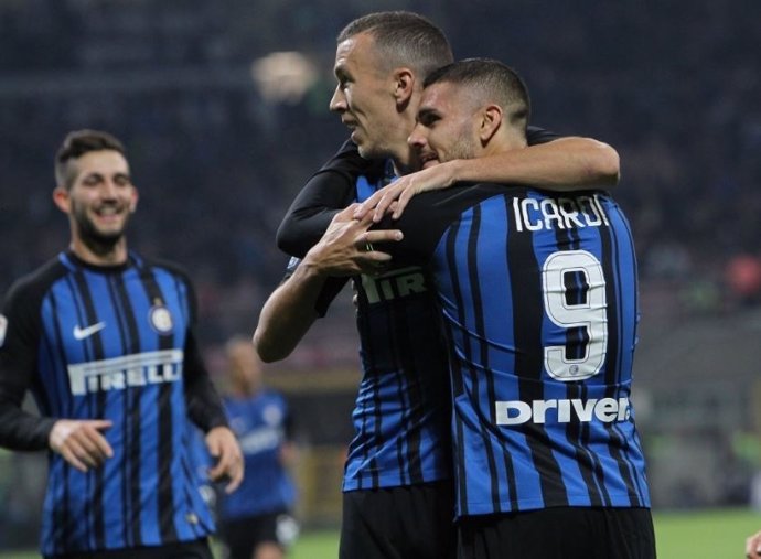 Mauro Icardi se abraza con sus compañeros del Inter de Milán