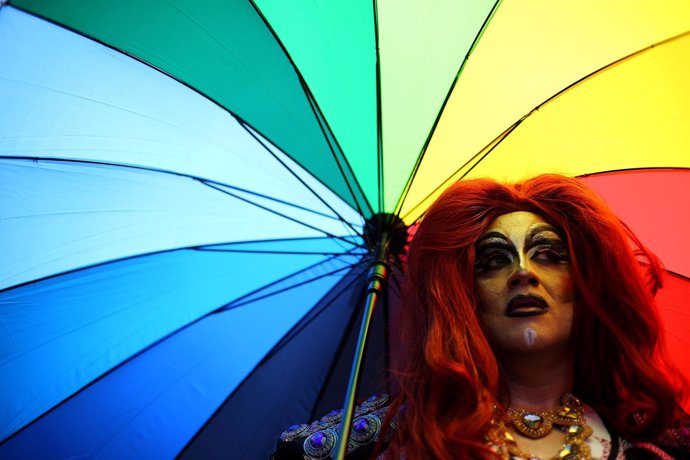 Un activista sujeta un paraguas para protestar a favor del matrimonio igualitari