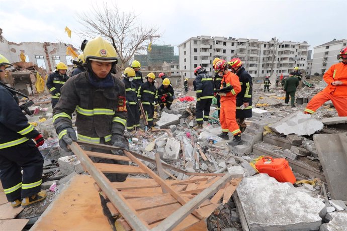 Equipos de rescate trabajan en el lugar de la explosión en Ningbo