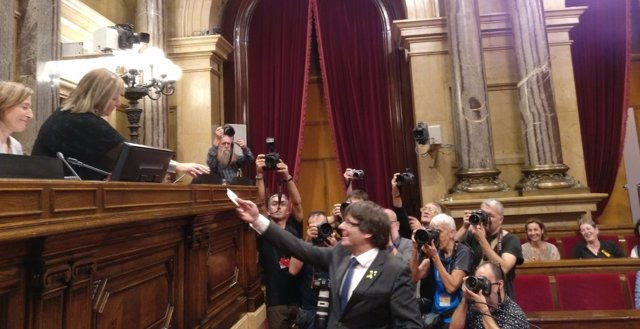 El presidente Carles Puigdemont vota en el Parlament