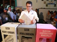Hernández dice que la "operación victoria" está en marcha tras depositar su voto en las presidenciales