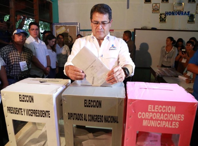 Juan Orlando Hernandez vota en comicios presidenciales 2017