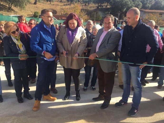 Begoña García inaugura el puente sobre el río Ibor