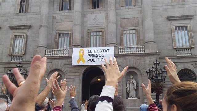 Pancarta 'Libertad presos políticos' en el Ayuntamiento de Barcelona