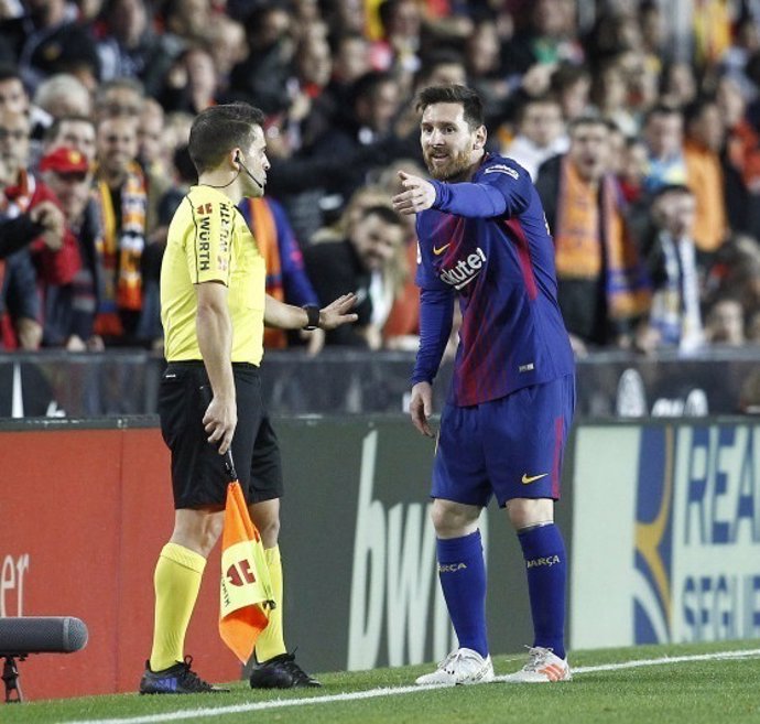 Messi reclamando su gol en Mestalla