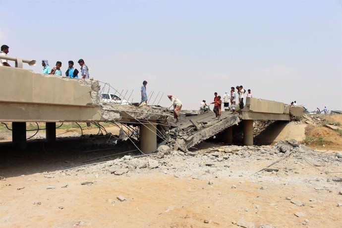 Puente dañado por un bombardeo de la coalición en Harad (Yemen)