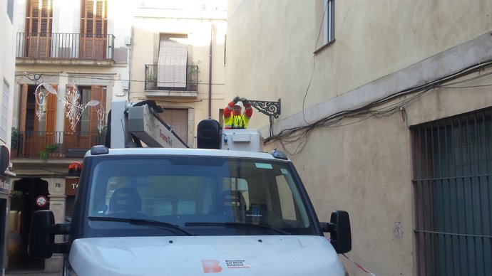Un operari canvia un fanal de Barcelona