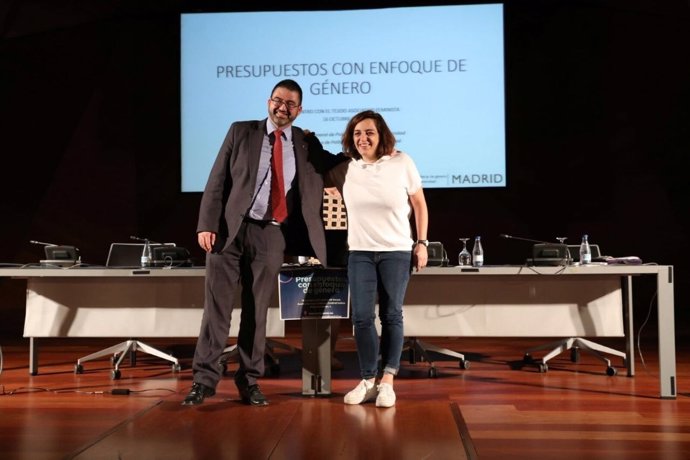 Mayer y Sánchez Mato posando antes de las jornadas de impacto de género