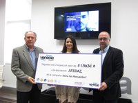 Puerto Venecia dona a Afedaz 1.500 euros para atender a enfermos de Alzheimer en la campaña 'Dona tus recuerdos'