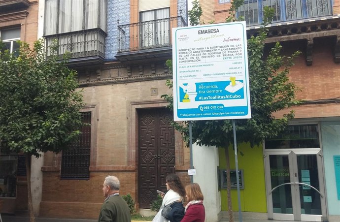 Cartel anunciador de las obras de reurbanización en Los Remedios