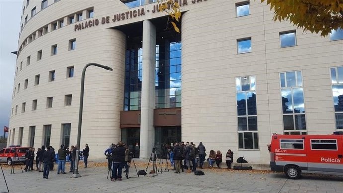 Palau de Justícia durant el judici per violació grupal en Sanfermines.