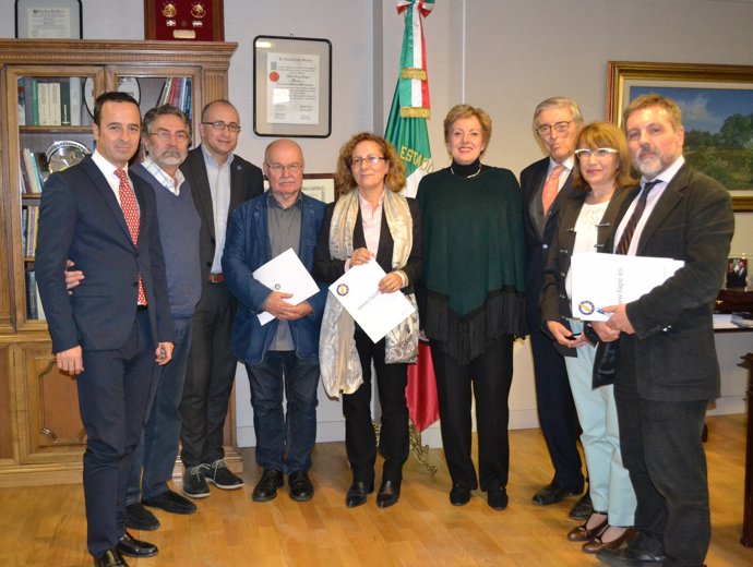 La embajadora de México en España Roberta Lajous con periodistas en Madrid