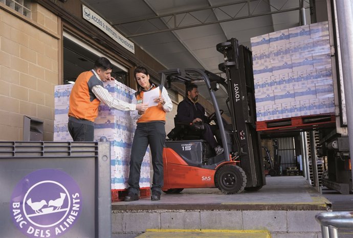 Fotografia de donació de llet Mercadona al Banc dels Aliments de Barcelona