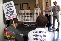 La Policía de Australia disuelve una protesta por la situación de los inmigrantes en la isla de Manus