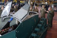 El Rey visita el cuartel 'San Cristóbal', taller de carros de combate y centro de diseño del vestuario del Ejército