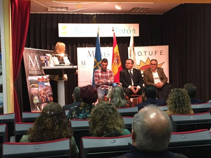 El consejero de Empleo, Isaac Pola, en Mieres