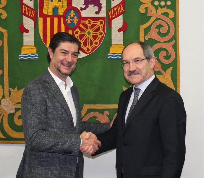 Juan Ávila Francés y Pedro Mier firman un acuerdo entre la FEMP y Ametic