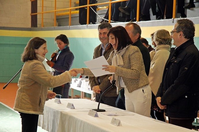 Ángeles Vázquez entrega títulos de propiedad a mil vecinos de Touro