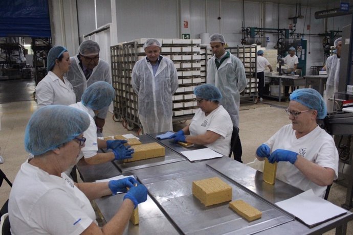 Moragues observa el empaquetado de turrones