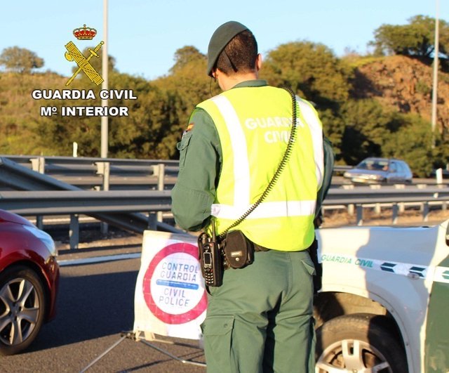 Agente de la Guardia Civil, en un control de Tráfico. 