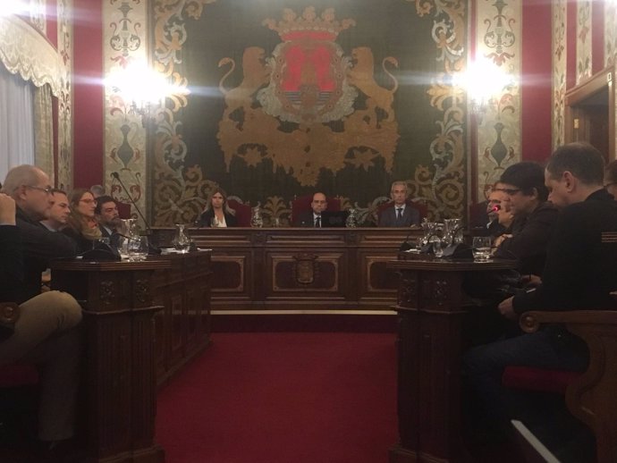 Echávarri preside la semana pasada el primer pleno sin Compromís ni Guanyar