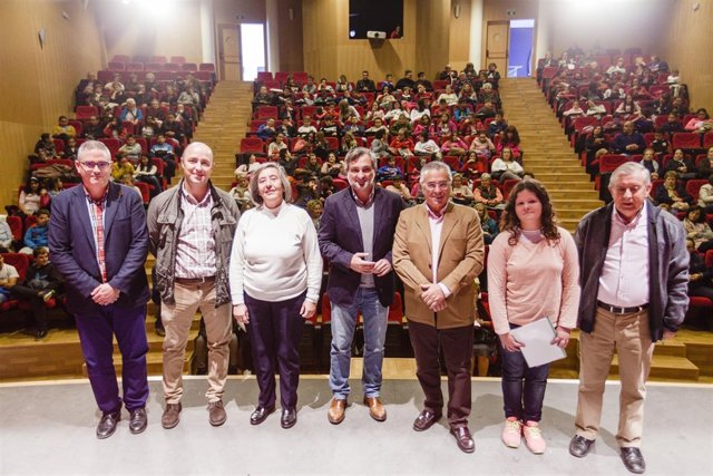 Jóvenes y mayores participan en el primer Pleno Intergeneracional de Almería.