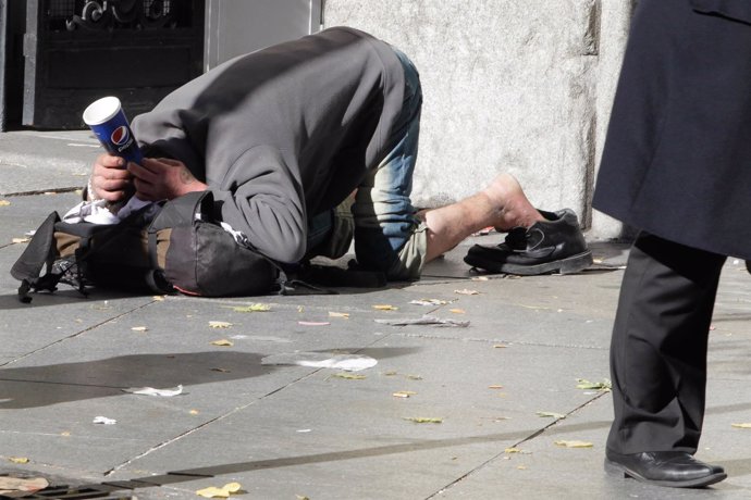 Pobreza, pobre, indigente, mendigo, sin techo, persona pidiendo en la calle