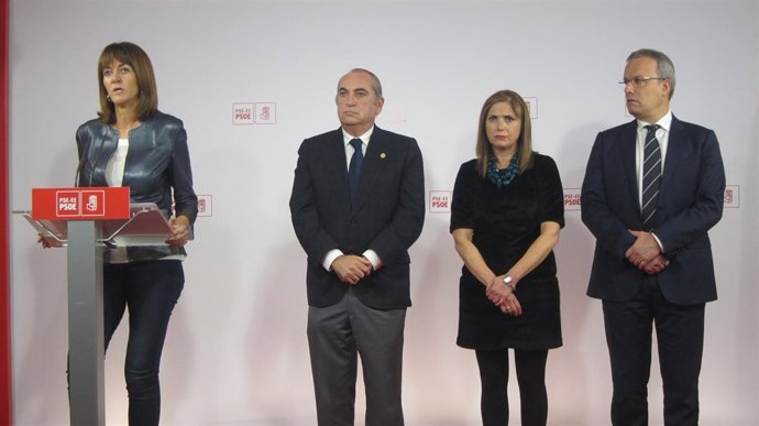 Idoia Mendia  y los consejeros socialistas