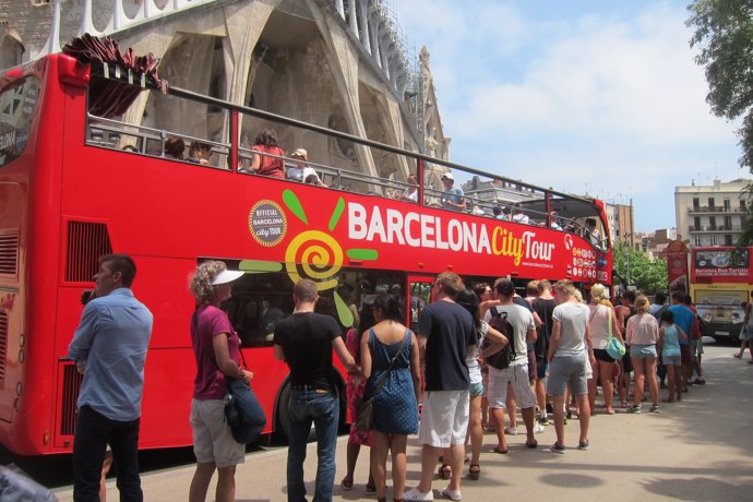 Bus turístic davant la Sagrada Família