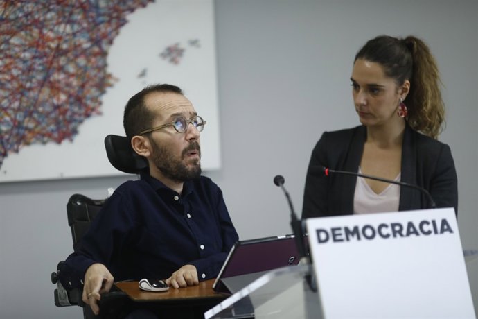 Roda de premsa de Pablo Echenique i Noelia Vera a la seu de Podem