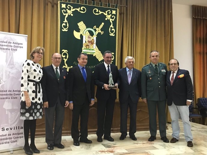 Los amigos de la Guardia Civil premian a Carlos Herrera