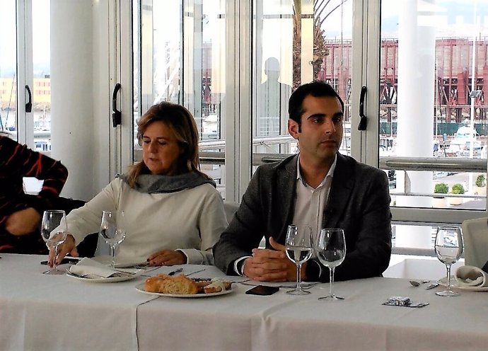 El alcalde de Almería en un desayuno informativo con la edil de Alcaldía