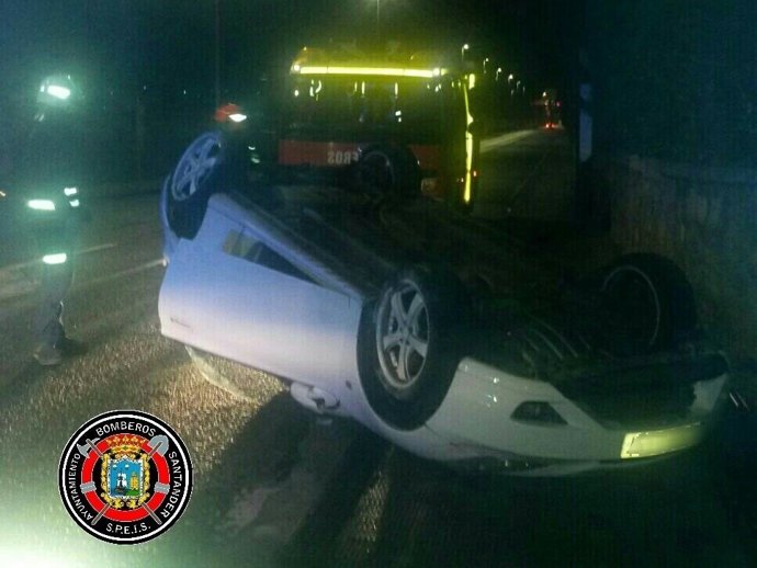 Coche volcado abandonado en Campogiro 