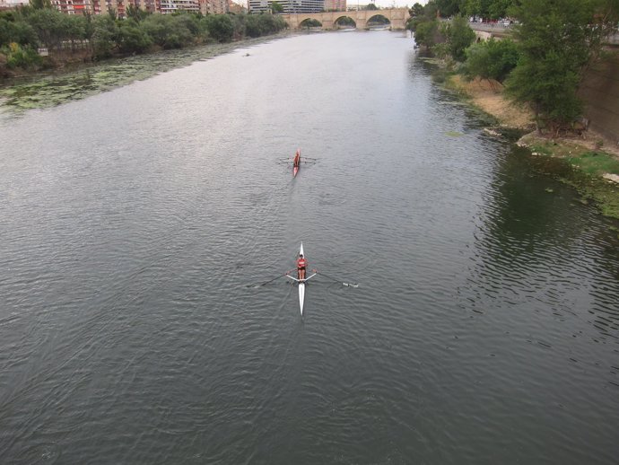  Piragüas En El Ebro                              