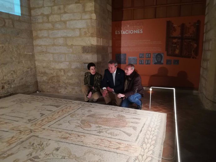 Alcalde (centro) contempla el mosaico