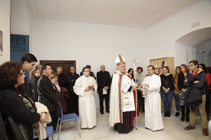 El Obispo bendice las nuevas instalaciones de la Biblioteca Diocesana